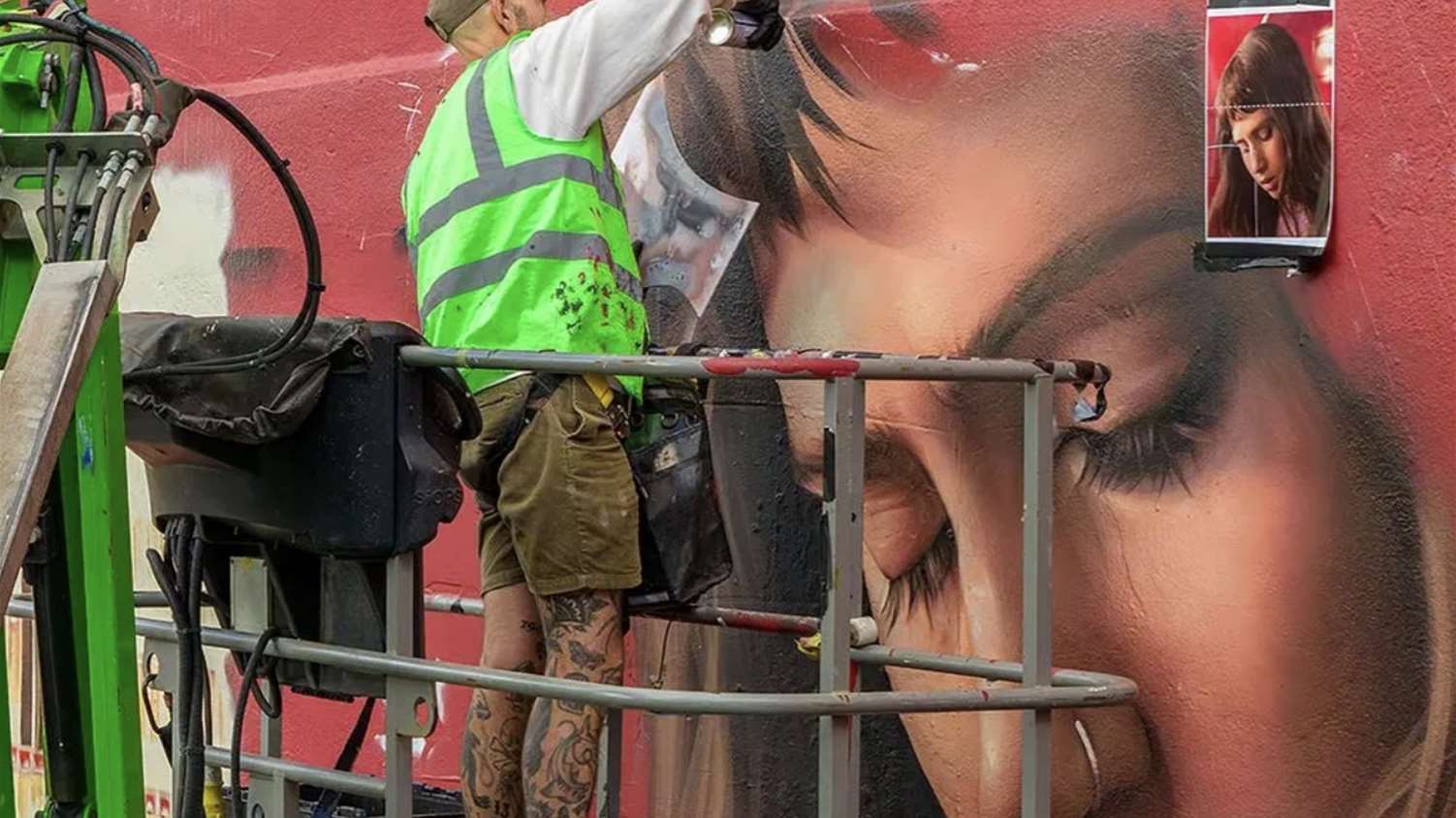 We helped Clairo make her mark in London, as the star of Valentino Garavani’s “Le Méta Théâtre Des Intimités” campaign. Our mural was the London centrepiece of this global campaign, hand-painted in hyper realistic detail on our Tabernacle Street wall in S