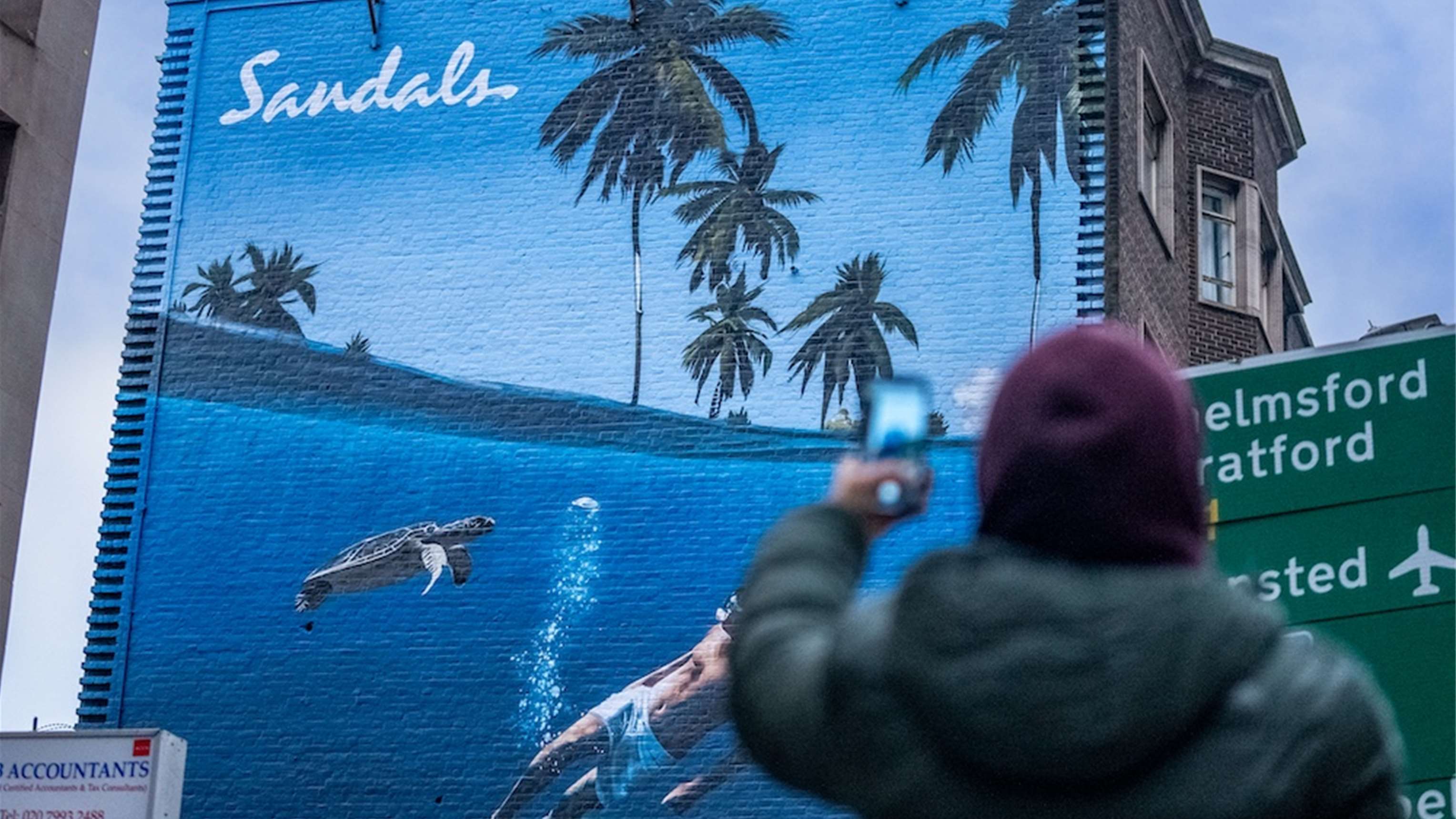 Sandals mural by Global Street Art.