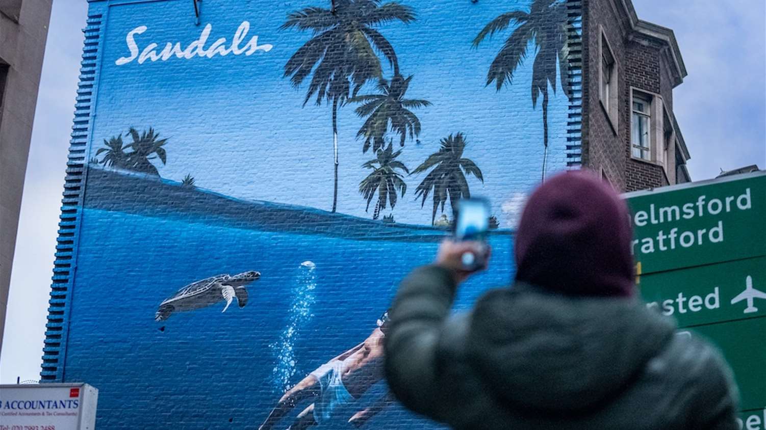 Sandals mural by Global Street Art.